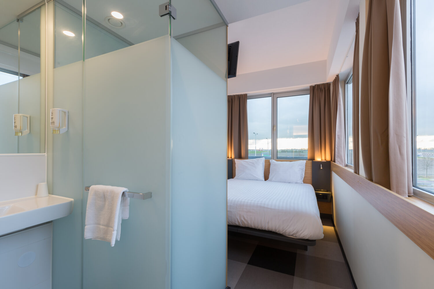 Double room with view over the city, built-in shower and a sink