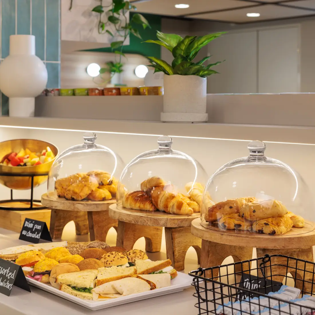 Maxhotel ontbijtbuffet met vers gebak, broodjes en meeneemgerechten onder glazen koepels
